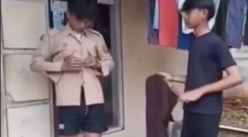 Viral Video Kakak Adik di Parung Bertukar Seragam Demi Sekolah, Pemcam Turun Tangan: “Kami Tak Akan Diam”
