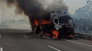 Truk Pengangkut Ribuan Paket Online Terbakar di Tol Cipali, Arus Lalu Lintas Jakarta-Cirebon Macet 1 Jam