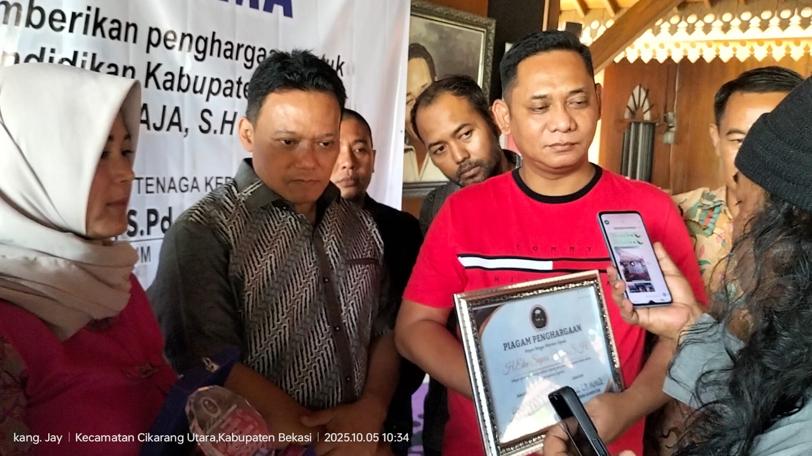 Keterangan foto: Pemberian penghargaan kepada Alm.Mantan Bupati Bekasi Eka Supria Atmaja yang diwakili Wakil Bupati Bekasi Asep Surya Atmaja di kediaman almaarhum Bupati Eka Lemah Abang Cikarang Utara, Minggu 05/10/2025.