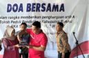 Keterangan foto: Pemberian penghargaan oleh ketua umum KOMPETEN Atikah kepada Alm.Mantan Bupati Bekasi Eka Supria Atmaja yang diwakili Wakil Bupati Bekasi Asep Surya Atmaja di kediaman almaarhum Bupati Eka Lemah Abang Cikarang Utara, Minggu 05/10/2025.