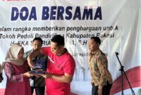 Keterangan foto: Pemberian penghargaan oleh ketua umum KOMPETEN Atikah kepada Alm.Mantan Bupati Bekasi Eka Supria Atmaja yang diwakili Wakil Bupati Bekasi Asep Surya Atmaja di kediaman almaarhum Bupati Eka Lemah Abang Cikarang Utara, Minggu 05/10/2025.