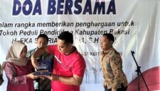 Keterangan foto: Pemberian penghargaan oleh ketua umum KOMPETEN Atikah kepada Alm.Mantan Bupati Bekasi Eka Supria Atmaja yang diwakili Wakil Bupati Bekasi Asep Surya Atmaja di kediaman almaarhum Bupati Eka Lemah Abang Cikarang Utara, Minggu 05/10/2025.