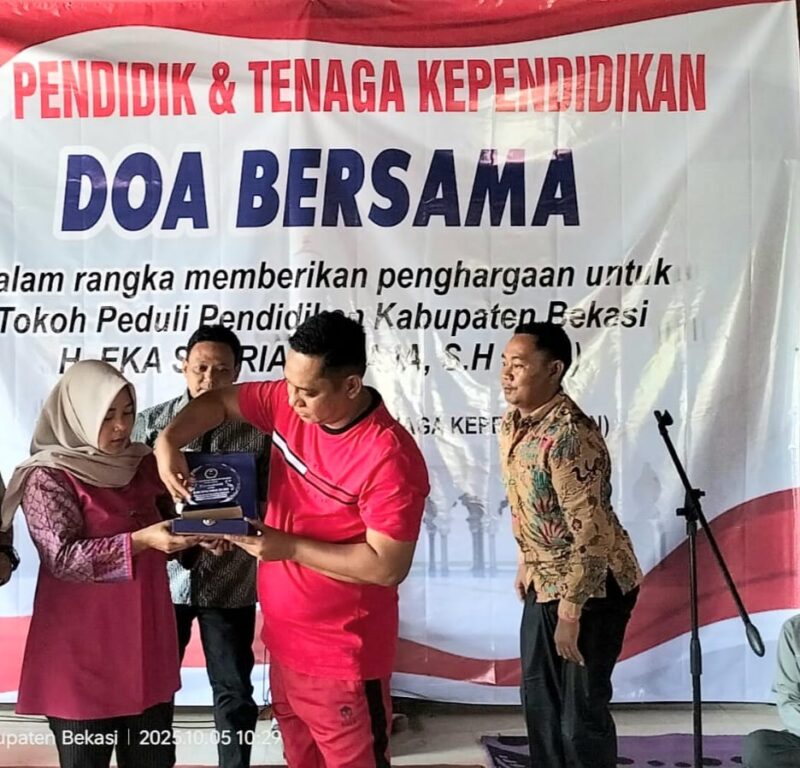 Keterangan foto: Pemberian penghargaan oleh ketua umum KOMPETEN Atikah kepada Alm.Mantan Bupati Bekasi Eka Supria Atmaja yang diwakili Wakil Bupati Bekasi Asep Surya Atmaja di kediaman almaarhum Bupati Eka Lemah Abang Cikarang Utara, Minggu 05/10/2025.