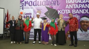Wisuda 105 Siswa Sekolah Lansia Bahagia Antapani, Farhan: Pemberdayaan Lansia adalah Masa Depan Kota