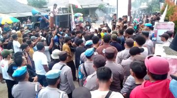 Ratusan Warga Sukaslamet Geruduk Kantor Desa, Desak Pemakzulan Kuwu Rajudin atas Dugaan Penggelapan Dana Desa